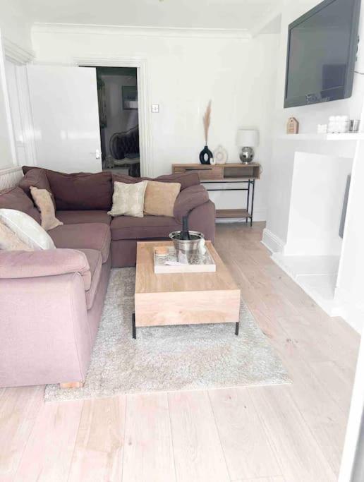 Lovely Two Bedroom Apartment, With Private Garden! 托基 外观 照片