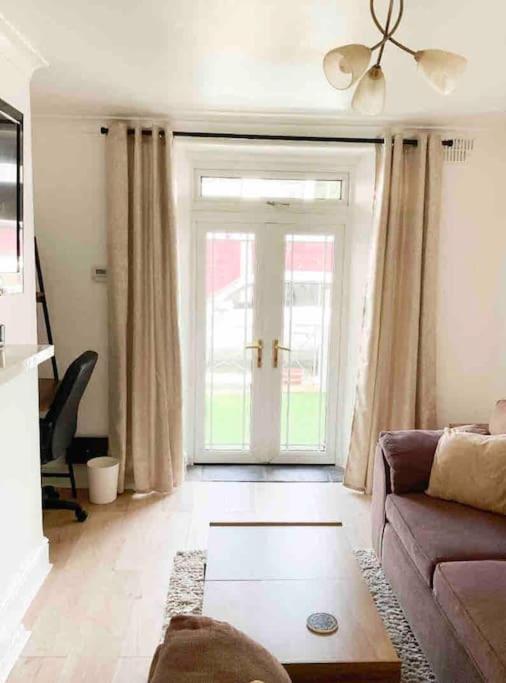 Lovely Two Bedroom Apartment, With Private Garden! 托基 外观 照片
